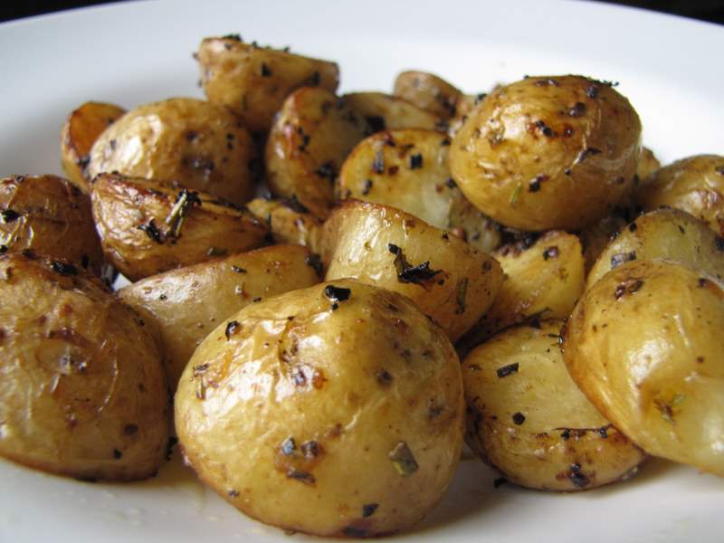 Gekookte aardappelen met kruiden