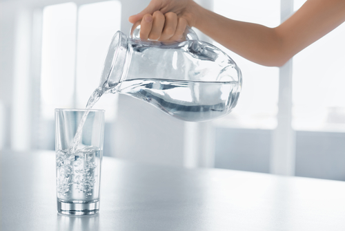 Schoon drinkwater uit kraan of fles